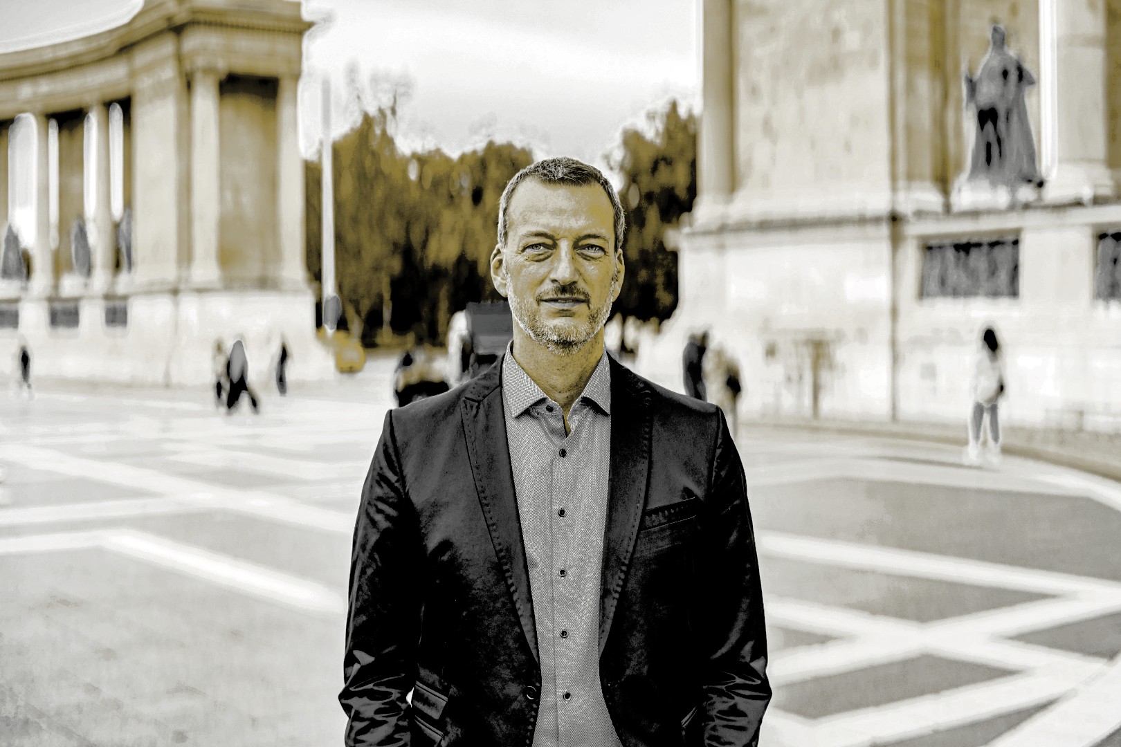 Norbert Peter Unternehmensberater Hannover Portrait Business professionell Anzug Stadtzentrum