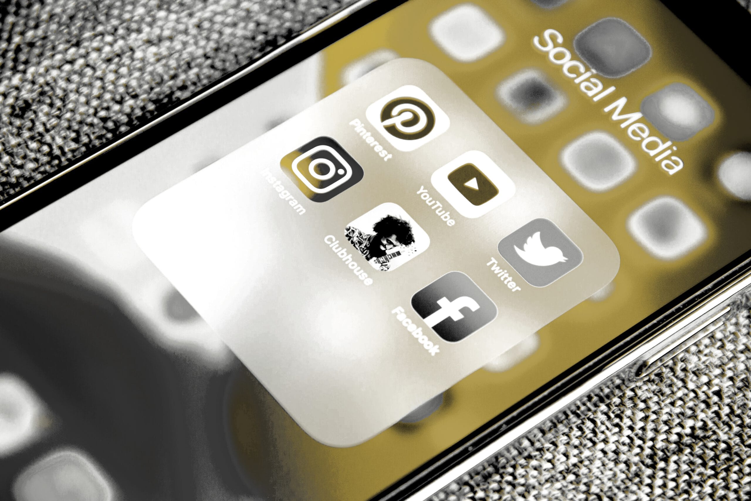 Norbert Peters revolutionäres Marketing-Tool: Smartphone mit Social Media Apps zeigt moderne Werbung