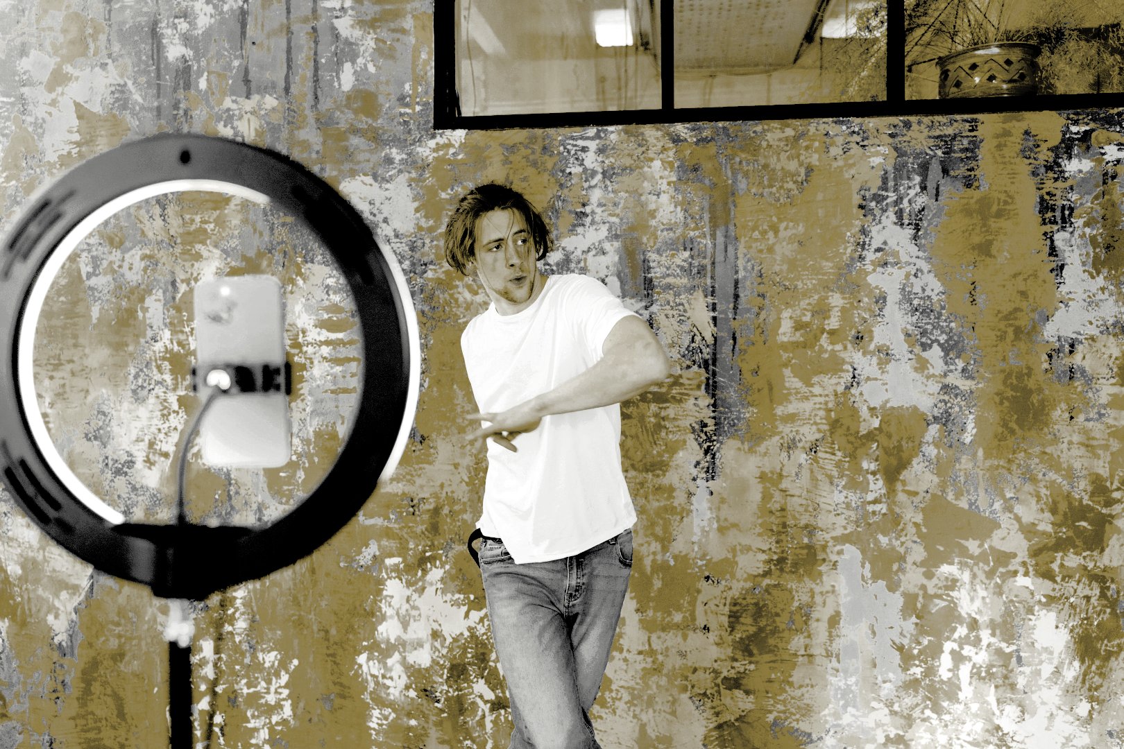 Online Business im Ausland: Digitaler Creator mit Ringlicht in urbaner Location produziert Content