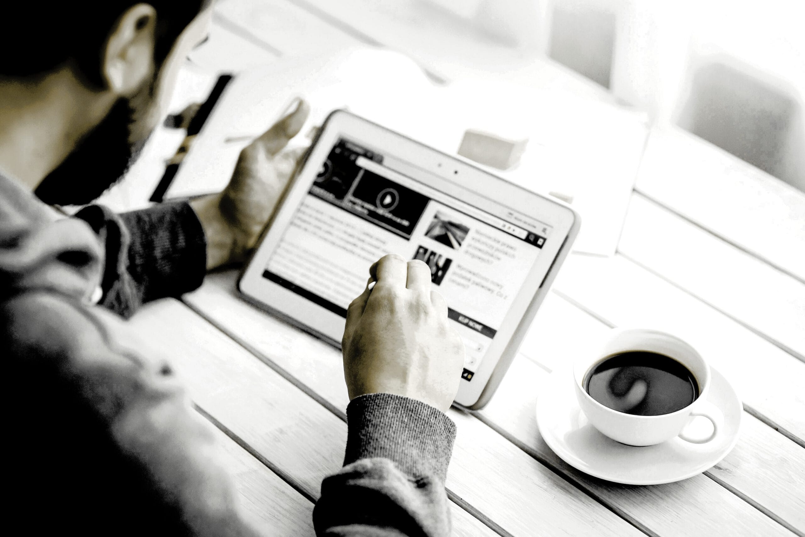 Mehr Erfolg mit Online-Marketing: Informative Strategien - Junger Profi arbeitet am Tablet für maximale Reichweite