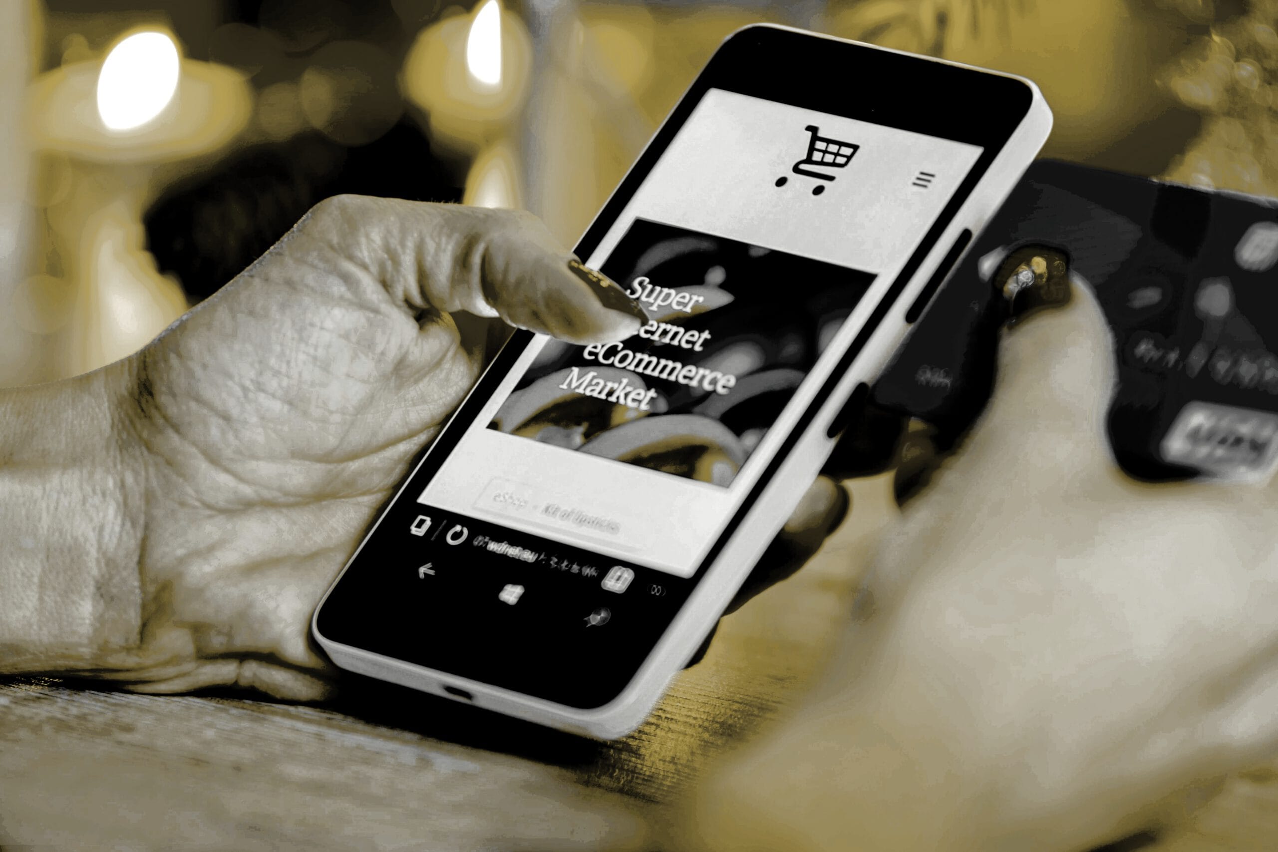 Onlineshops Digitalmarketing NRW Lage: Smartphone zeigt E-Commerce App mit Warenkorb-Symbol