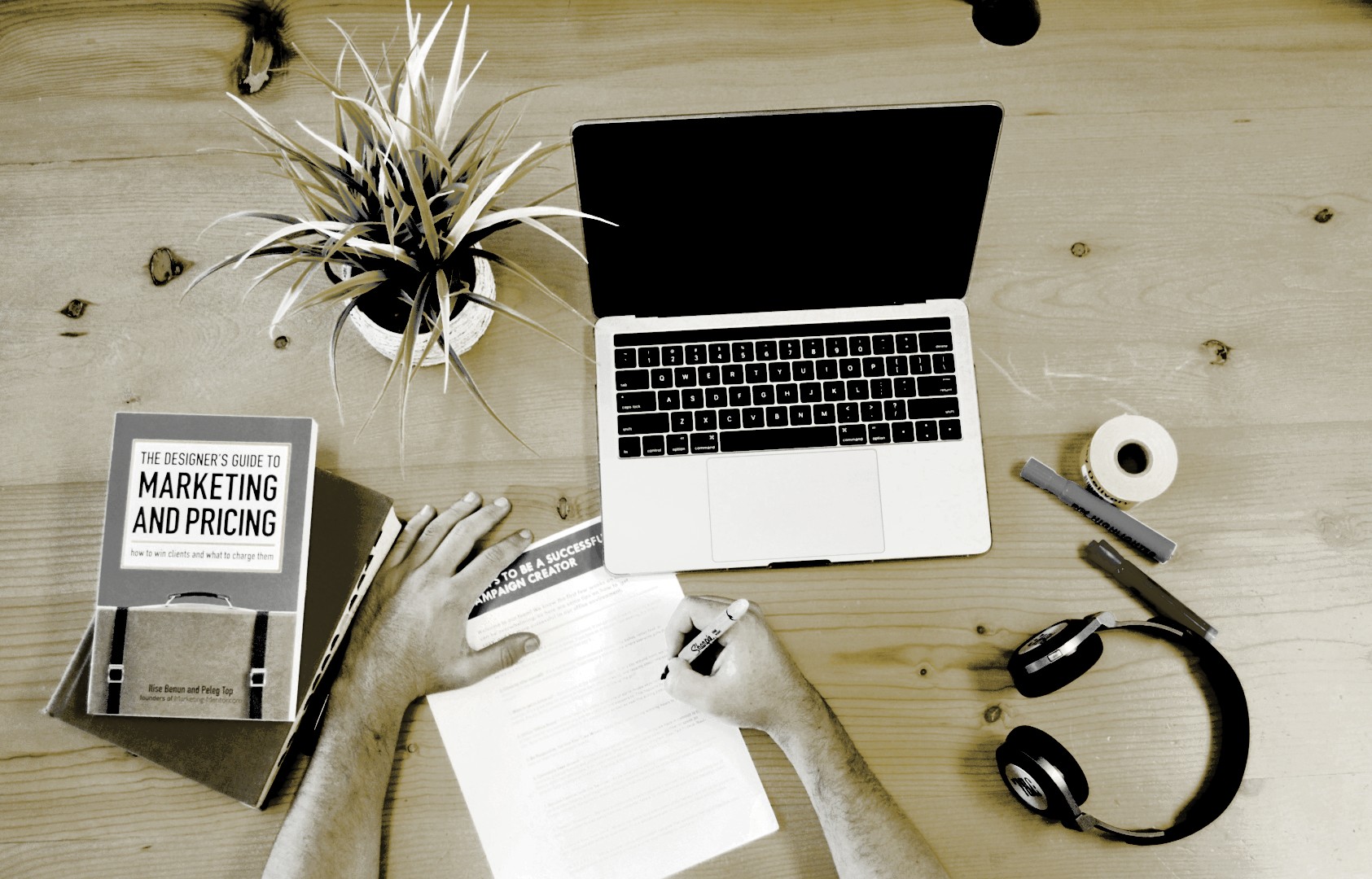 Pandora Digital Finanzen Steuern - Stylischer Arbeitsplatz für junge Finanz-Gurus mit MacBook und Headphones