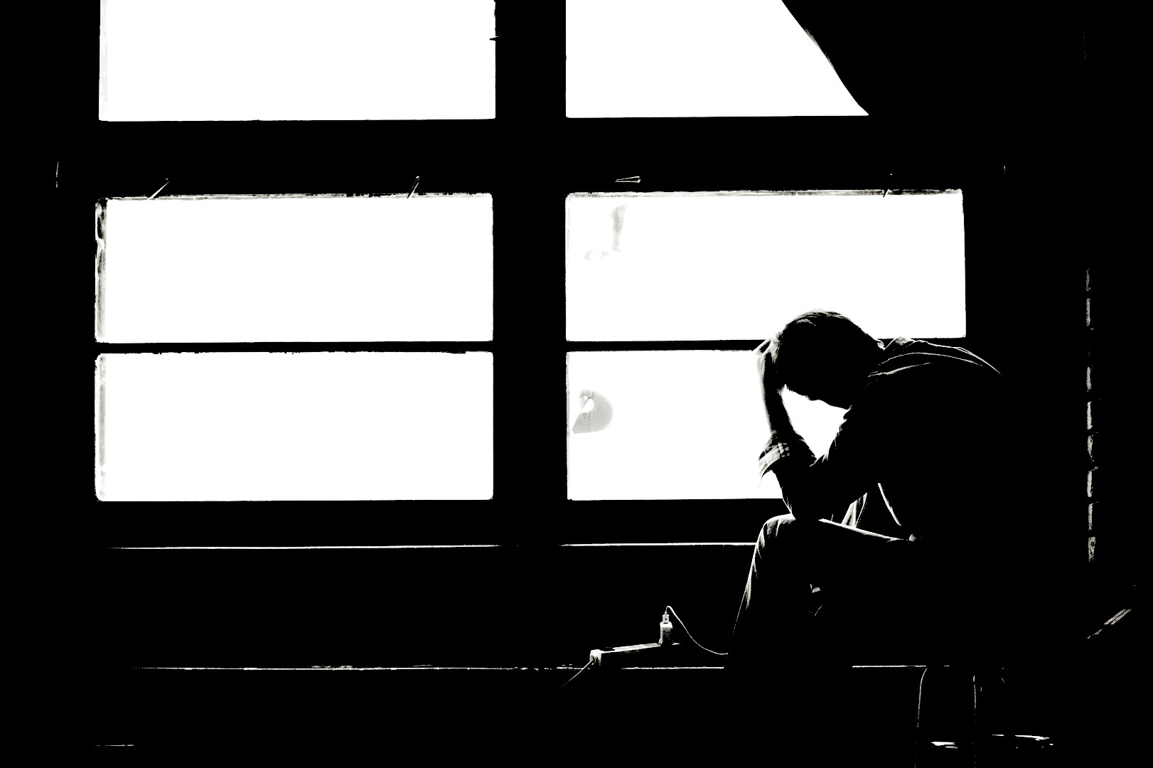 Pleitewelle Deutschland 2026 GmbH Liquidation - verzweifelte Person am Fenster symbolisiert Unternehmenskrise