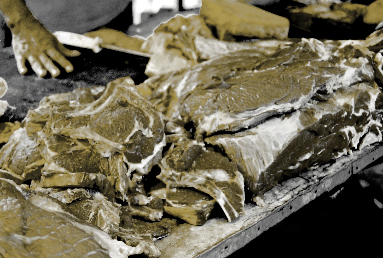 Rindfleisch Knappheit Paraguay - rohes Fleisch auf Holzbrett zeigt globale Versorgungsbedrohung