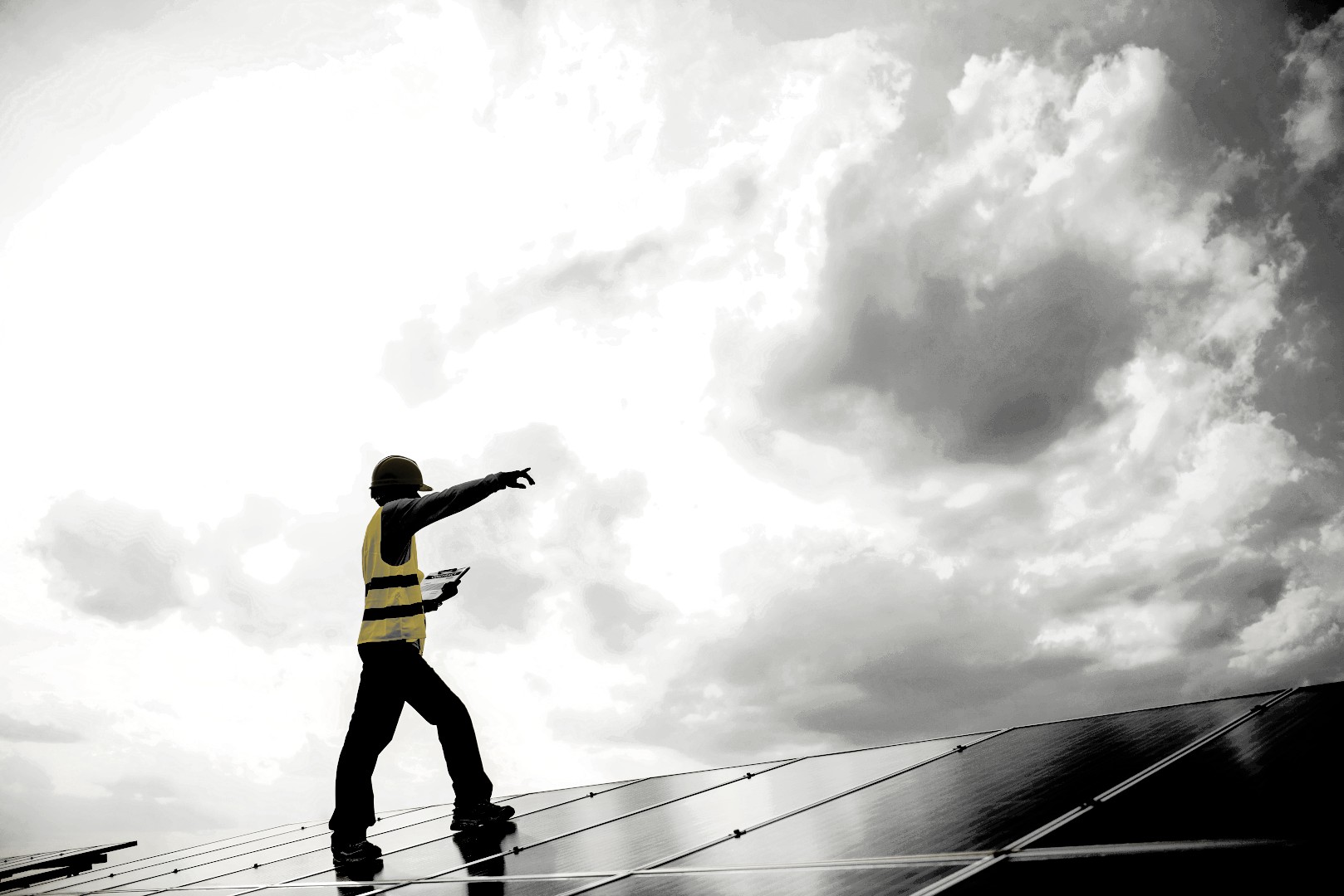 Elektrotechnik Gebäudeautomation Photovoltaik SALVUS Solartechniker zeigt auf Solaranlage Installation
