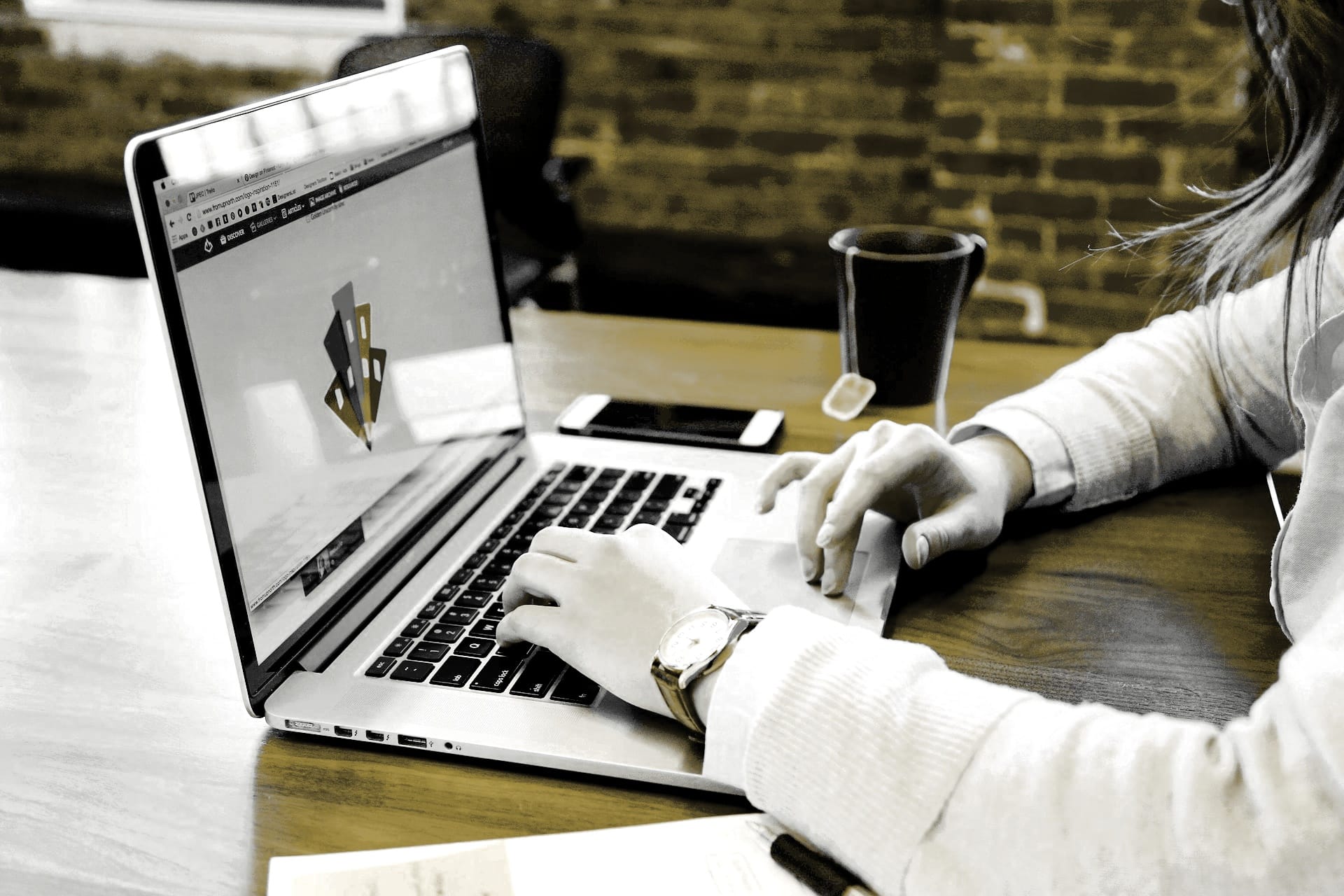 SEO Bielefeld Mastermind tippt am Laptop - digitaler Boost durch professionelle Online-Marketing Arbeit