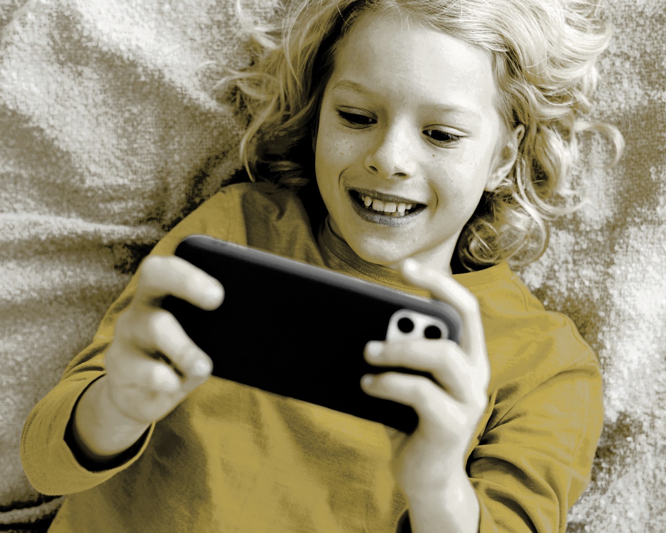 Social Media Schäden Jugendliche: Mädchen scrollt lächelnd am Handy - täuschende Oberfläche bei ernsten Folgen