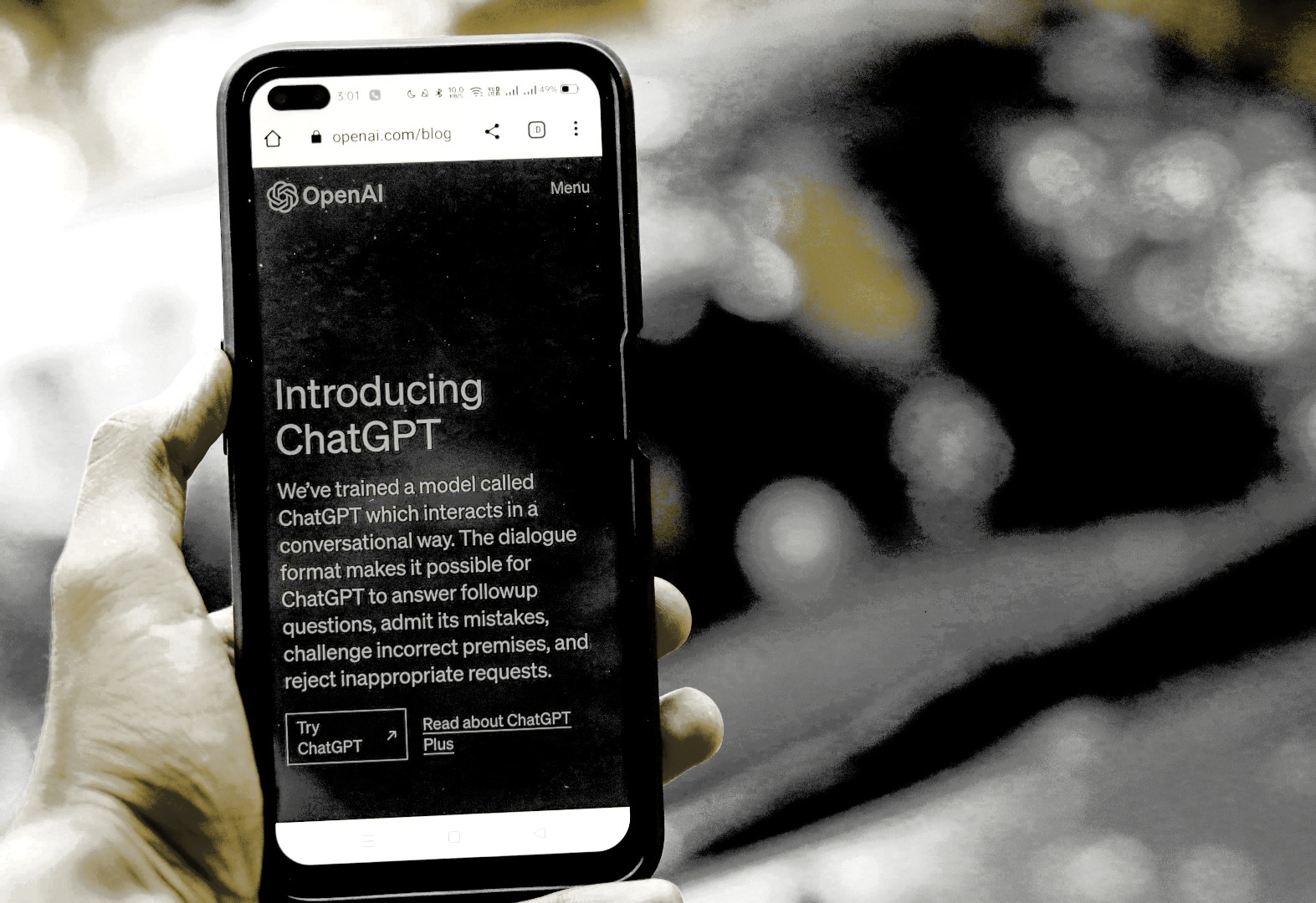 Steuerberater 2030 KI-Digitalisierung: Hand hält Smartphone mit ChatGPT-Interface zeigt Automatisierung