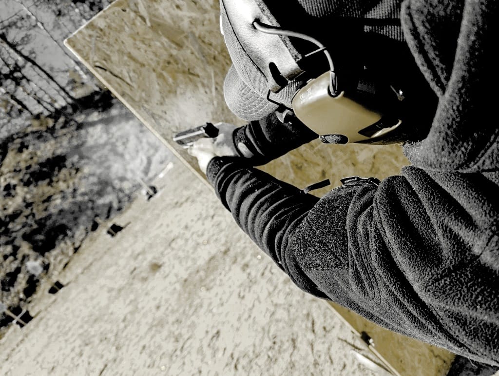 Taktisches Schießtraining Polen Teilnehmer mit Schutzausrüstung und Waffe beim Fähigkeiten verbessern