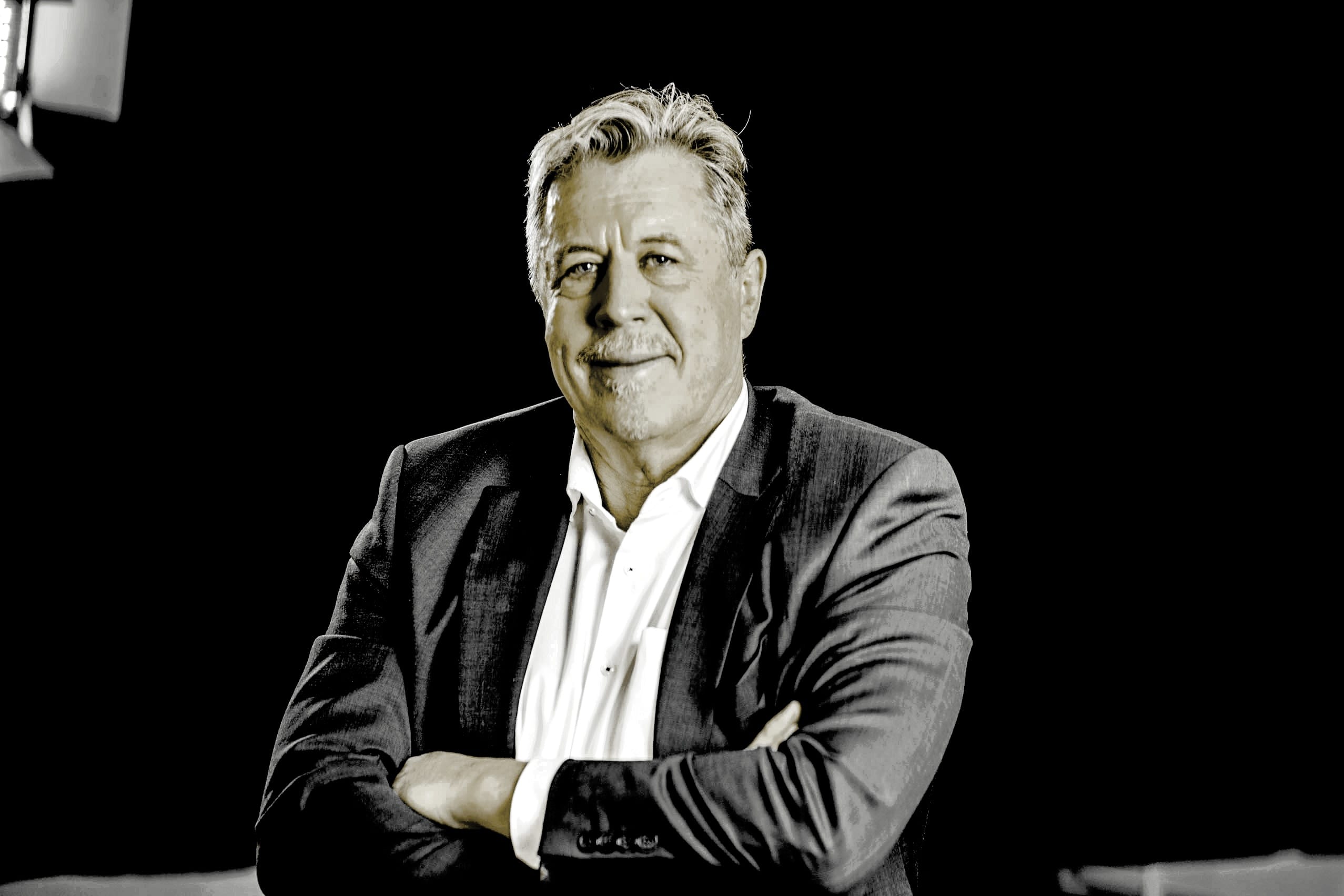 Thomas Scheffel Experte internationale Vertragsanalyse professioneller Geschäftsmann im dunklen Anzug