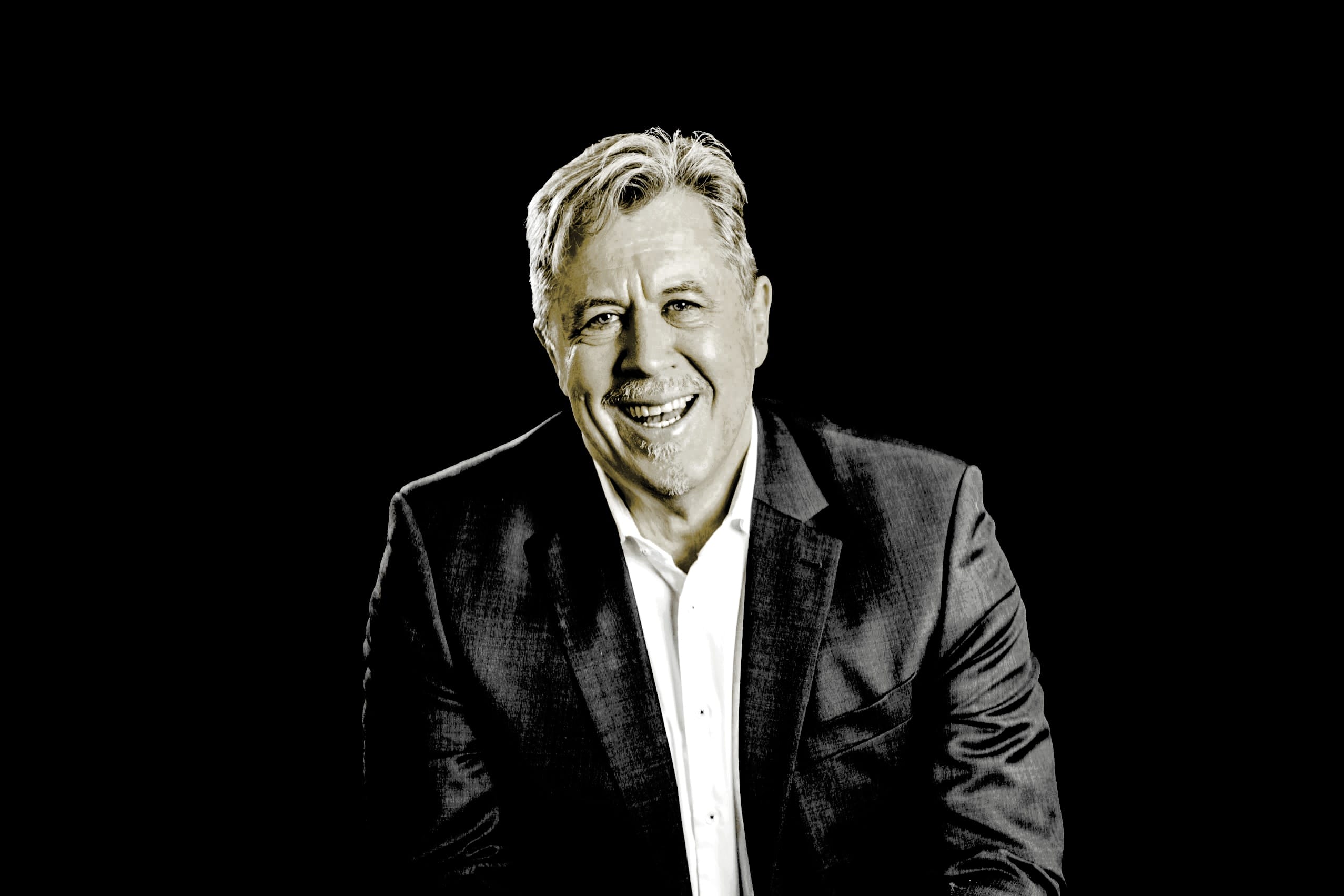Thomas Scheffel Mister Liechtenstein Versicherungsexperte Thomas Scheffel Mister Liechtenstein Versicherungsexperte präsentiert sich professionell im Anzug