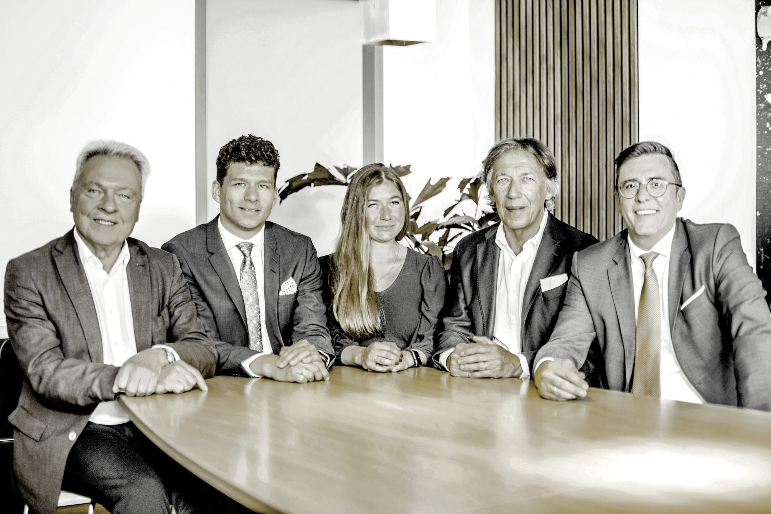 Top Anwälte & Notare Hannover: Immobilien & mehr Experten Top Anwälte Notare Hannover Immobilien: Fünf Rechtsexperten in Business-Anzügen am Konferenztisch