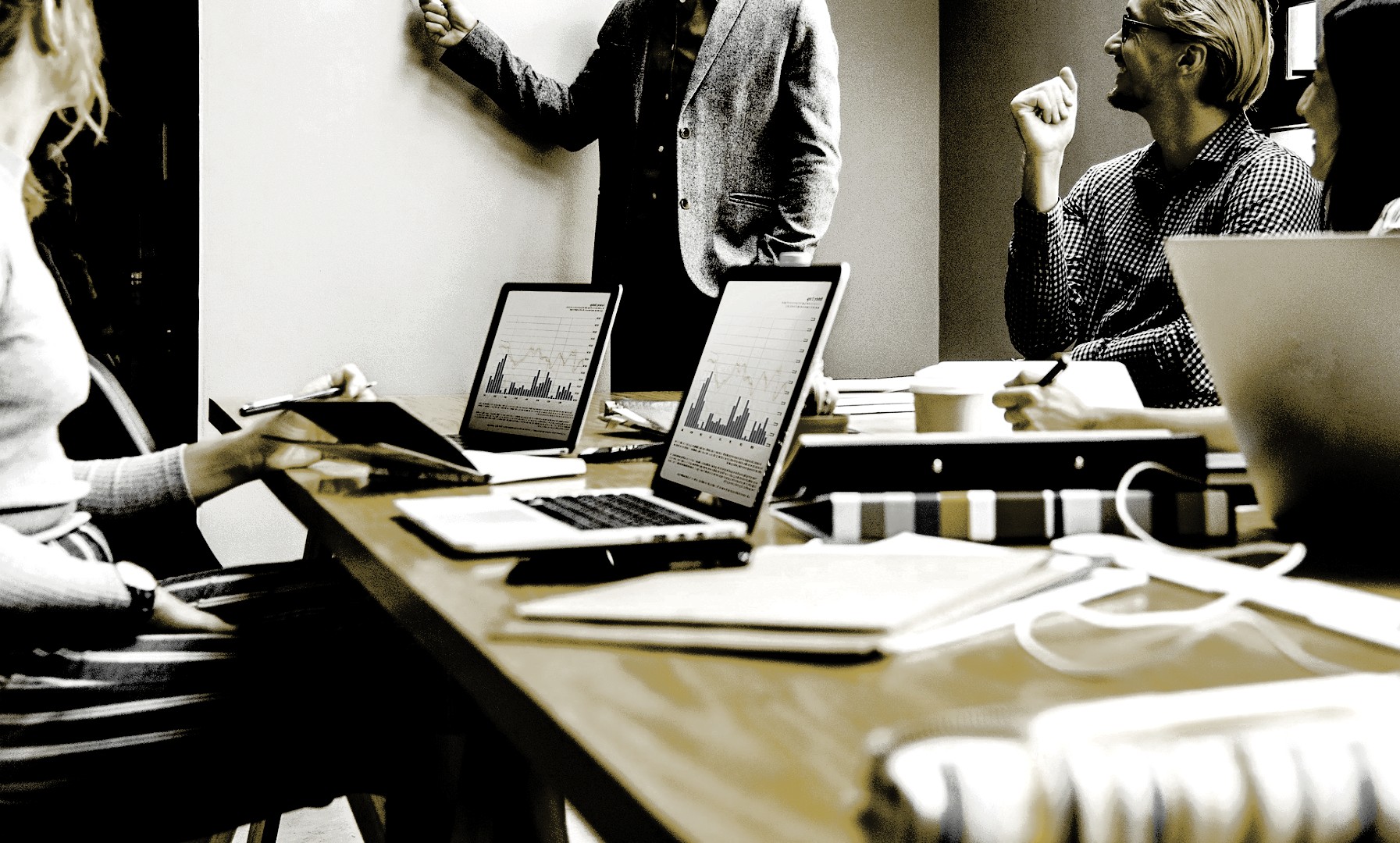 Ungarische GmbH Gründer feiern niedrigste Körperschaftssteuer 2025 - erfolgreiche Startup-Teams am Laptop