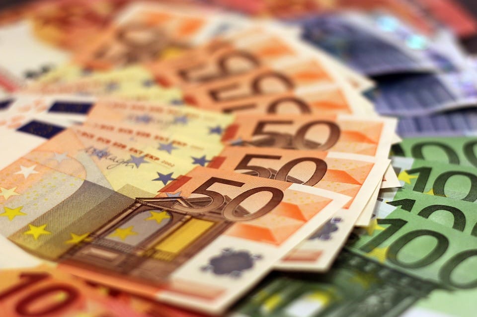 Wirtschaft Deutschland 2024 Trends: Euro-Banknoten zeigen finanzielle Aussichten für Gen Z