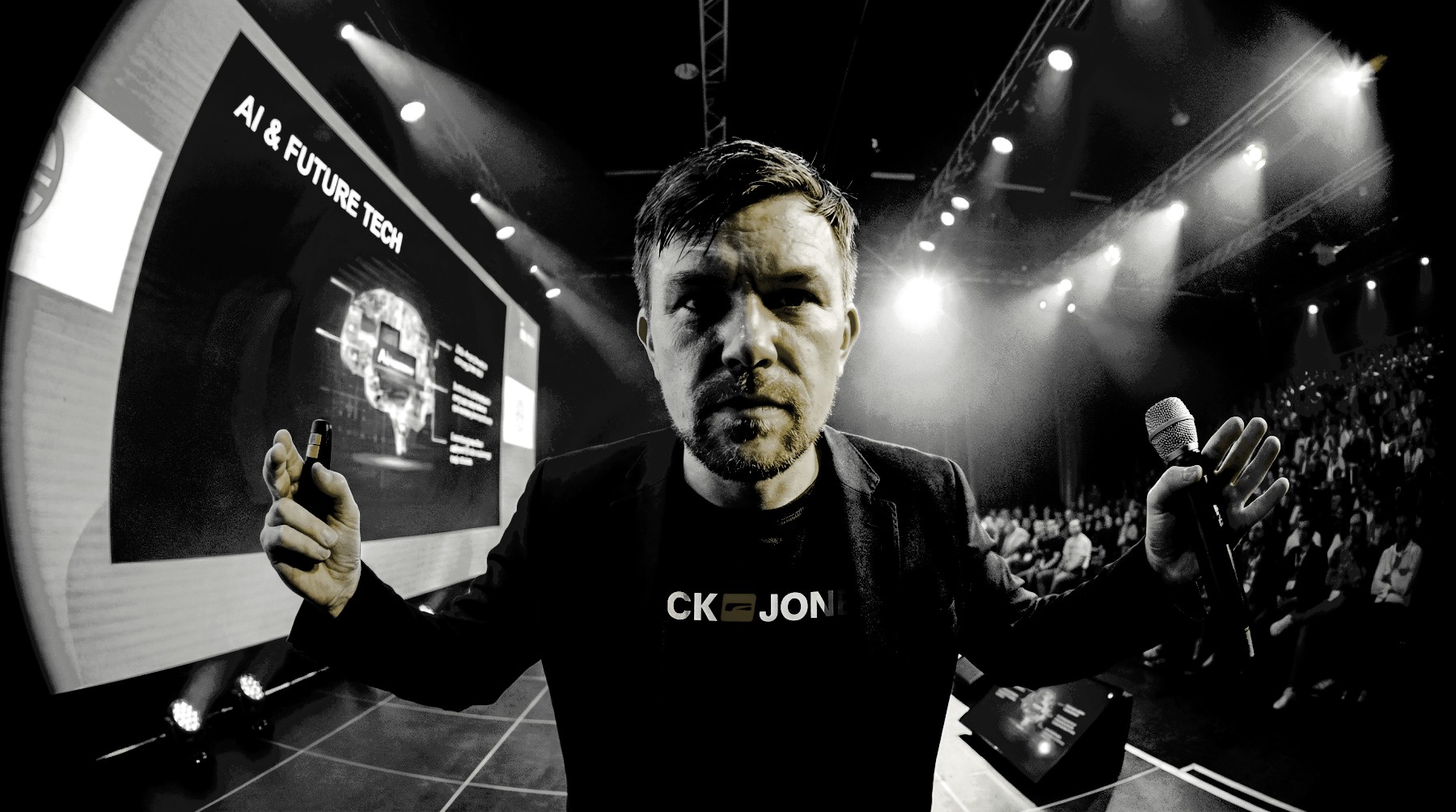 Zevedei Berater bringen Überblick - Tech-Experte präsentiert AI Future Tech vor großem Publikum