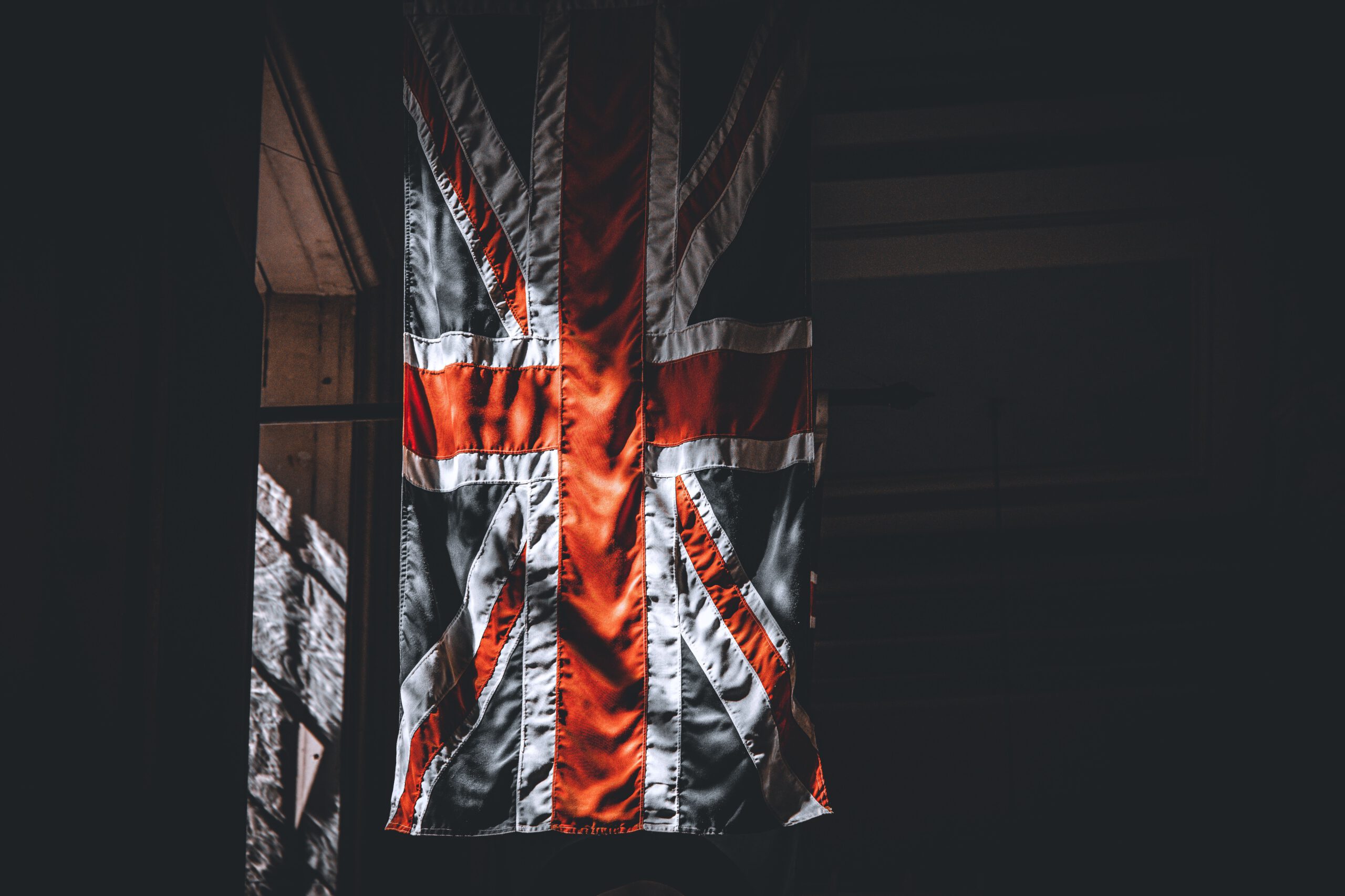 Union Jack Flagge vor Big Ben – Symbol für britisch-europäische Strukturen und sichere Systeme